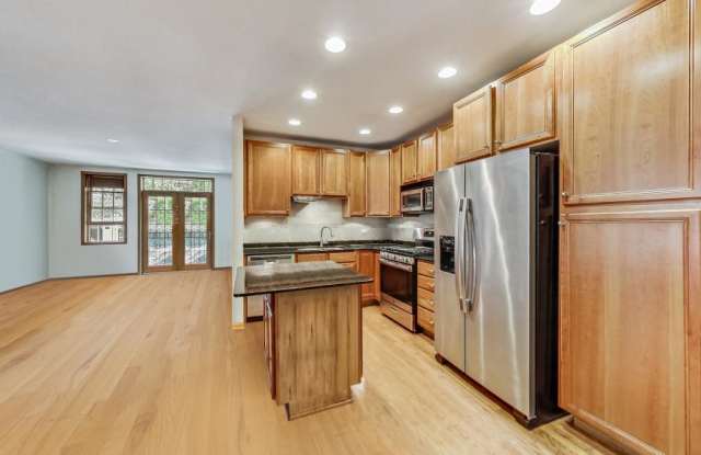 917 West Lakeside Pl. Gallery 2