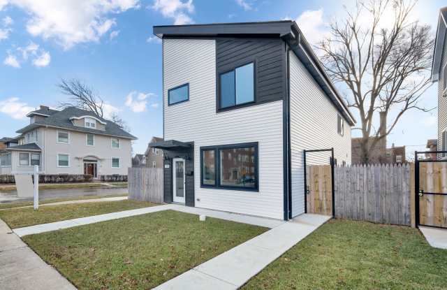 5901 W Erie Street photos photos