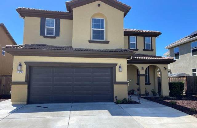 Gorgeous 4 Bed Located in Great Gated Community Gallery 4
