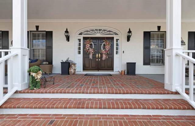 Regal on Royal Bluff Gallery 3