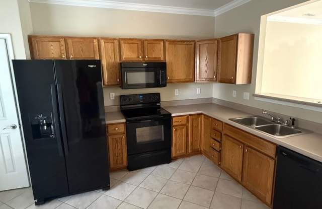 Room in 3 Bedroom Home at Reese Blvd W Gallery 4