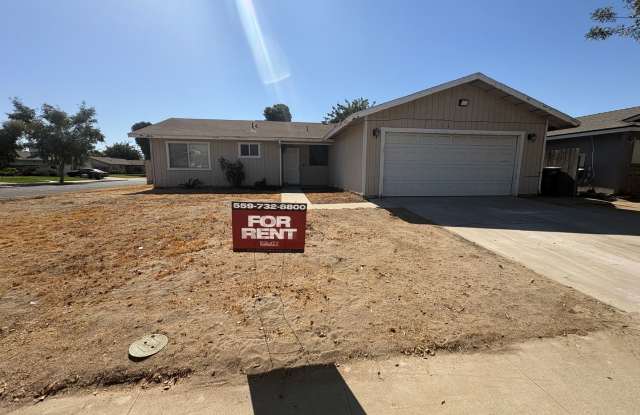 Beautiful Spacious& Cozy Home In Tulare Rent Ready! Gallery 1