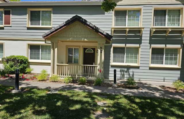 Split Level 4 Bedroom 2.5 Bath Town Home photos photos