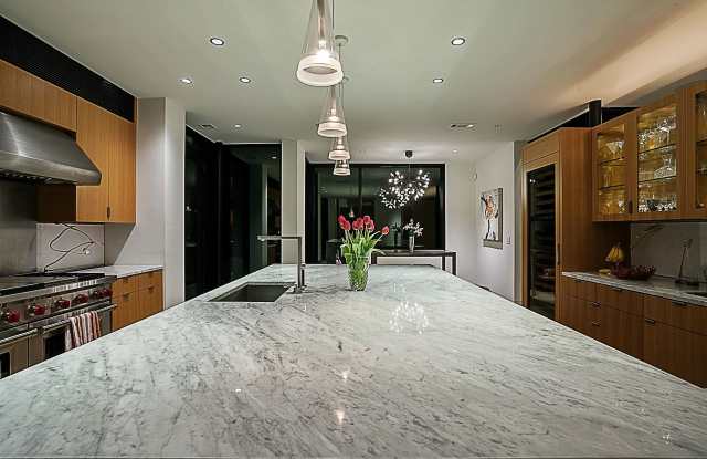 1001 W Lucas Gallery 4