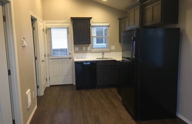 1 Bedroom / 1 Bathroom Cottage in SW Redmond Gallery 3