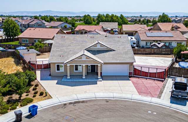 4 bedroom home for RENT in Manteca with RV access photos photos
