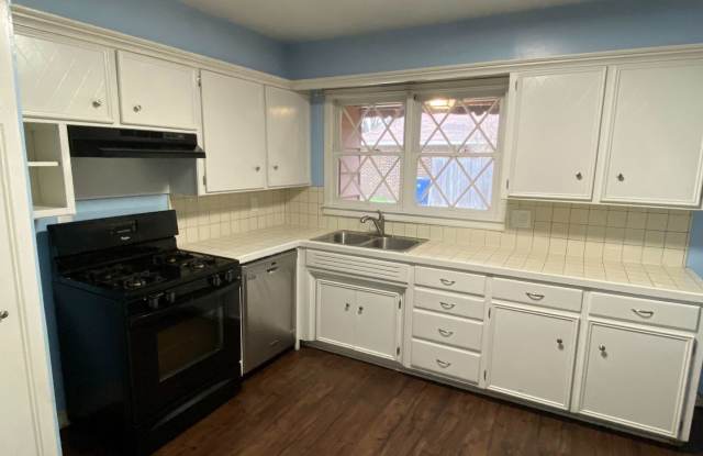 3040 Lakeside Dr. Gallery 3