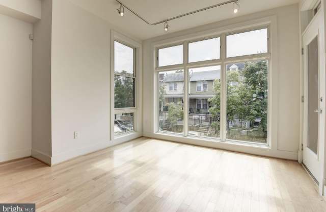 727 HOBART PLACE NW Gallery 4