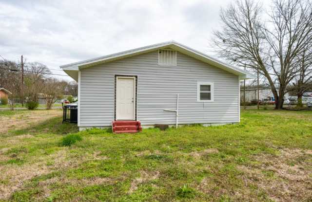 Charming 3BR Retreat in Dolomite – Renovated & Pet-Friendly! Gallery 4
