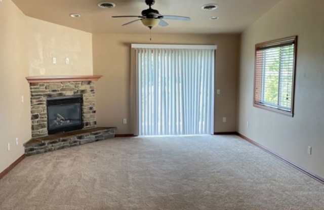 2 Bedroom, 2 Bathroom Upper Available photos photos