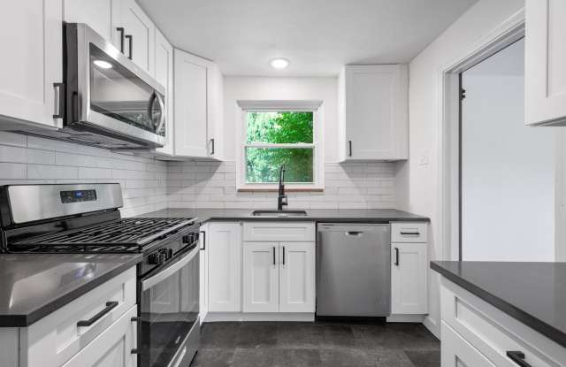 AVAILABLE OCT 1ST!! FIRST MONTH FREE! RENOVATED 3-BEDROOM IN PENN HILLS! Gallery 4