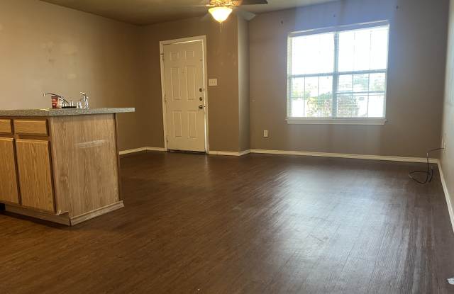 410 SE Front Gallery 4