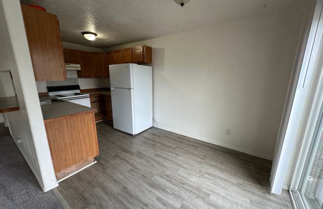Newer 3 Bedroom 2 1/2 Bath With A 1 Car Garage & W/D Hookups Gallery 4