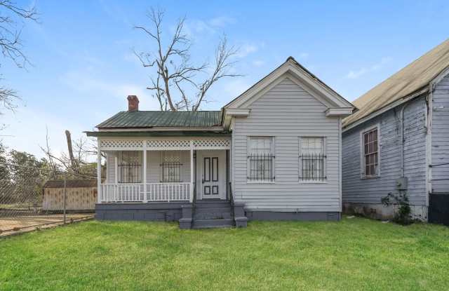 Quaint 2 bedroom located in historic Augusta! - 312 Walton Way, Augusta, GA 30901