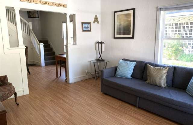 208 North Summit Street Gallery 2