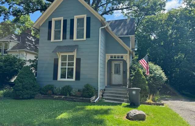3 Bed - 2 Bath - Close to Down Town Oberlin - 25 North Park Street, Oberlin, OH 44074