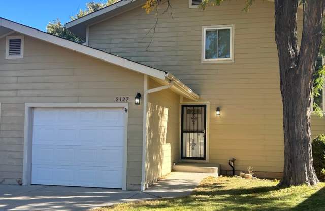 2 bedroom, 2.5 bath, 1 car garage townhouse in the Broadmoor area Gallery 1