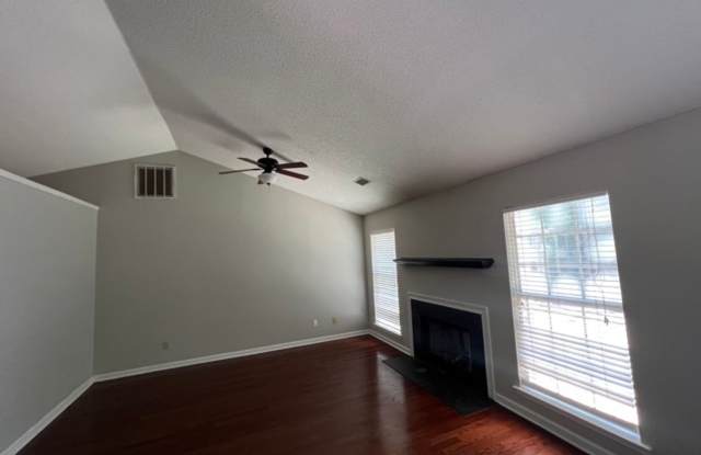 3 bed / 2 bath home ~ Just minutes from Harbison Blvd. Available August 18, 2025. Gallery 4