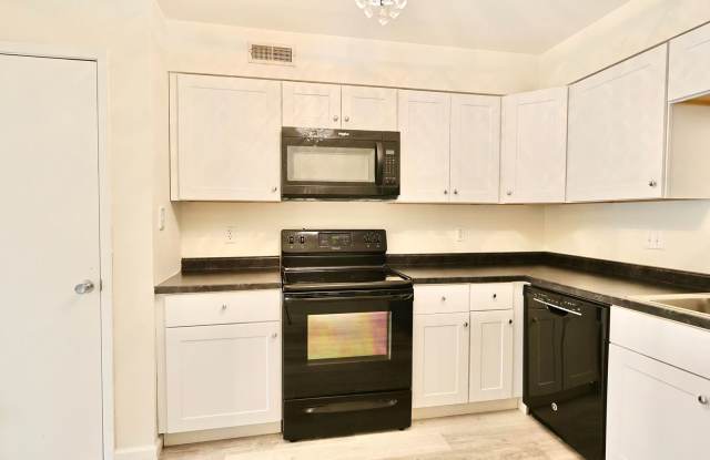 Updated 2 Bed 2 Bath with Community Pool Gallery 1