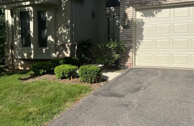 Drakes Crossing Condos - 24430 Kensington, Farmington Hills, MI 48335