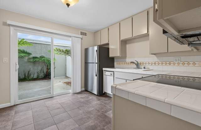 Large spacious 2 Bedroom in UTC Gallery 4