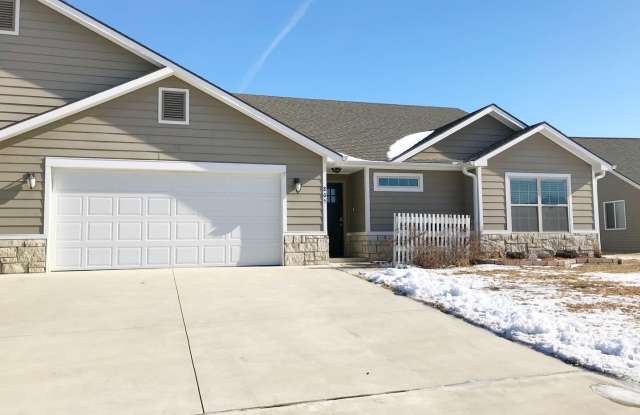 AMAZING KITCHEN, LARGE FENCED YARD, CLOSE TO FORT RILEY Gallery 1