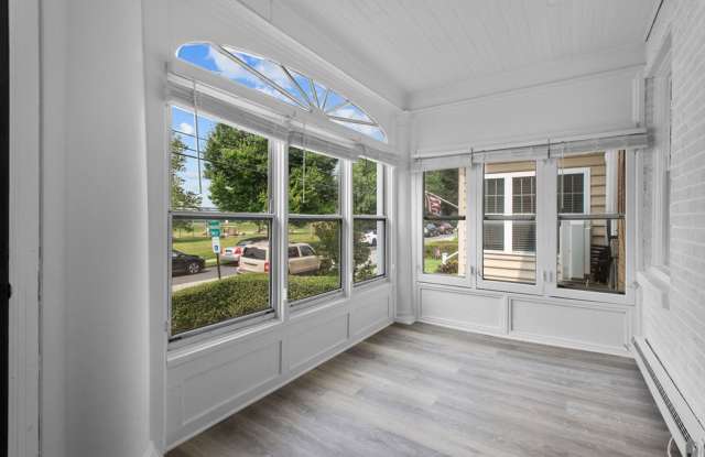 FIRST MONTH RENT FREE** Row home with hardwood flrs. throughout. Haverford SD, walk to Bryn Mawr Hospital! Small pets ok! Gallery 4