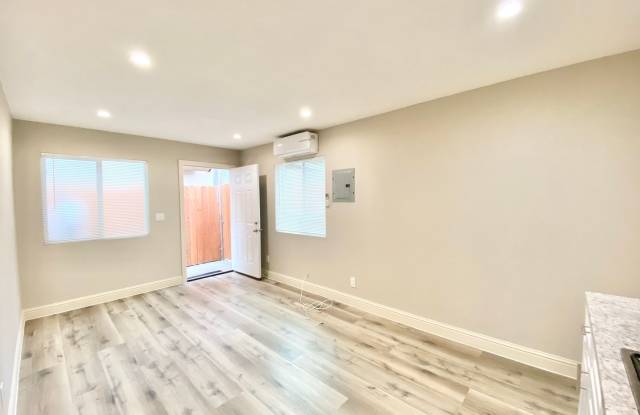 Charming 1-Bedroom, 1-Bathroom ADU in a Prime Location – 795 1/2 42nd St photos photos