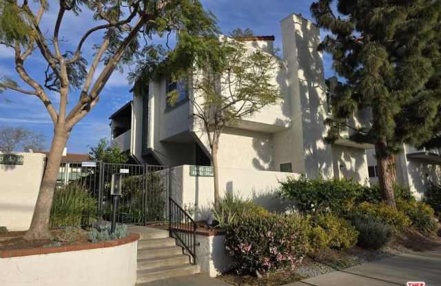 4866 1/2 Mcconnell Ave photos photos