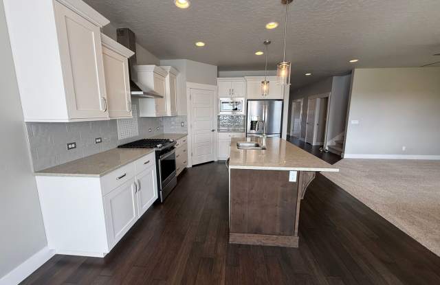Spacious 5 Bed 2.5 Bath Meridian Home with Huge Fenced Backyard & Covered Patio Gallery 4