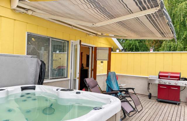 1BR/1BA with Hot Tub and Large Yard Gallery 1