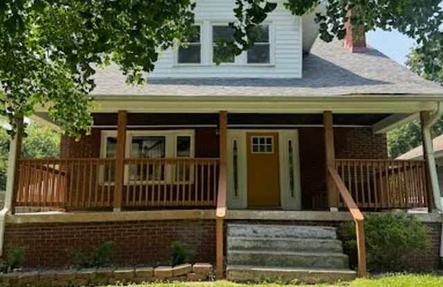 327 W Southern Ave – Spacious 4-Bedroom Home on Quiet Dead-End Street! photos photos