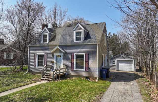 College Cultural Area, 3 bed, 1 1/2 bath, basement, 1 1/2 car garage - 408 Hastings Street, Flint, MI 48503