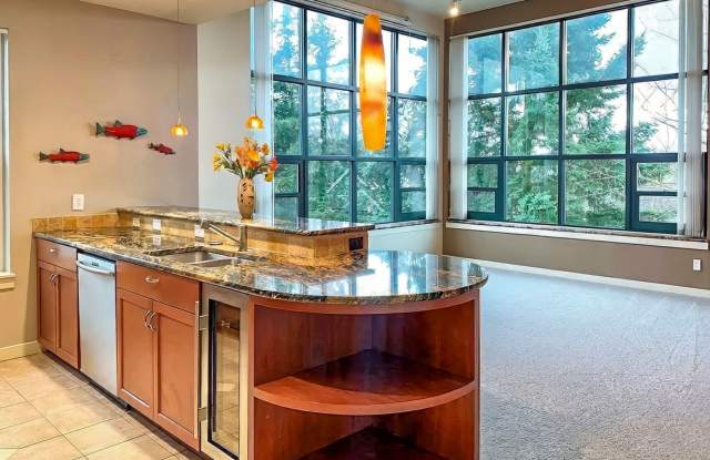 Penthouse condo in the ideal location in the heart of Redmond. photos photos