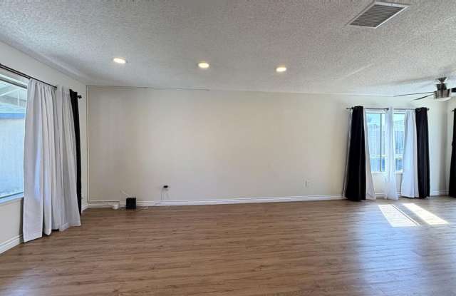 PRICE REDUCTION 7920 Temecula Pl. 3 Bed, 1.5 Bath Single Story Home In Riverside Available Now! Gallery 4