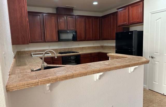 Welcome Home To This Well Maintained Immaculate Hampton Village Condo! Gallery 4
