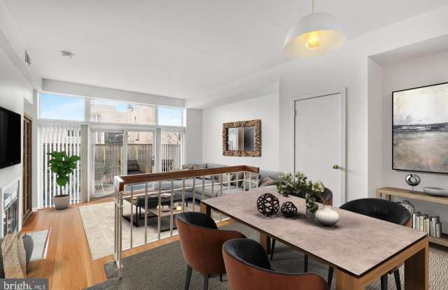 2018 SOUTH Street unit: 2 photos photos