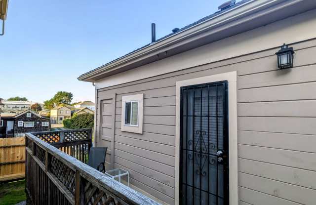 Conveniently located studio, available furnished or unfurnished, some utilities included photos photos