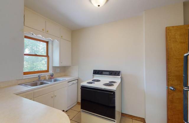 Walk to ISU • Washer/Dryer • 3 Large Bedrooms • Only $450/person *  Available Immediately Gallery 4