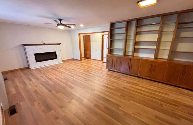 Mid-Century Character, Incredible Storage & Prime Location! Gallery 4