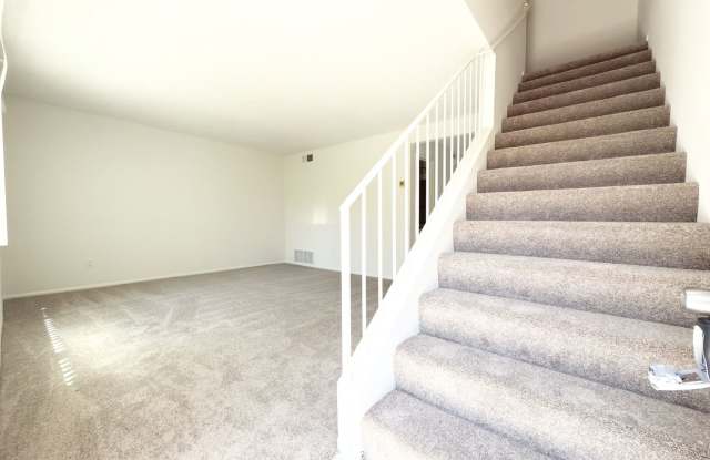 Two Story Townhome w/ Garage! Gallery 2