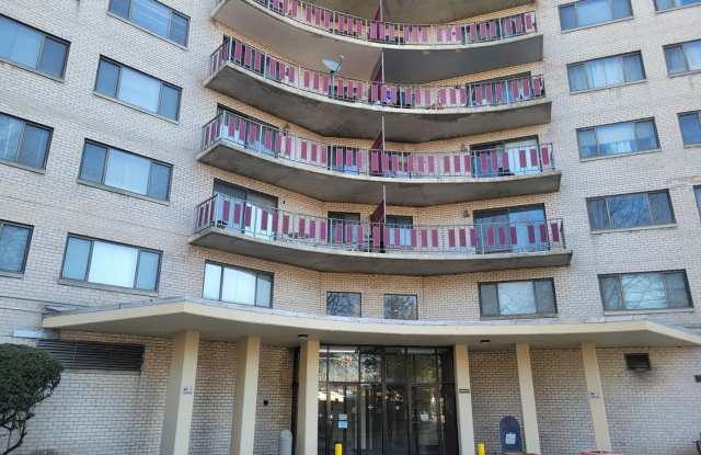 Lovely 3 BR/2 BA Top Floor Condo in Silver Spring! - 8830 Piney Branch Road, Silver Spring, MD 20903