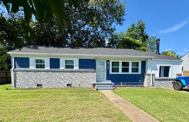 Charming Brick Ranch Near the Beach  Bases photos photos