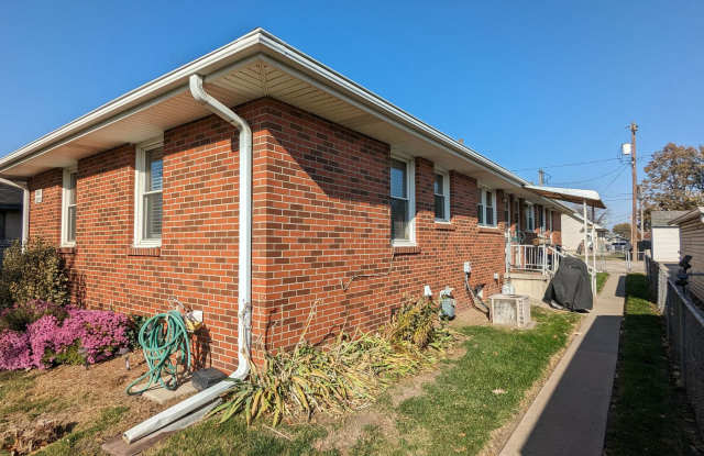 West end duplex with fenced yard - 2812 4th Avenue, Council Bluffs, IA 51501