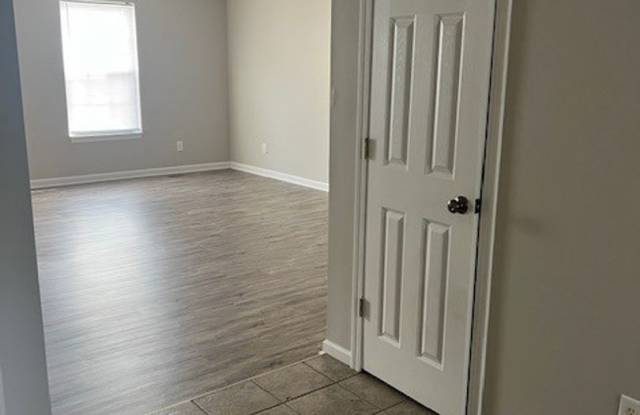 Spacious 2-Bedroom Townhouse with Garage Gallery 4