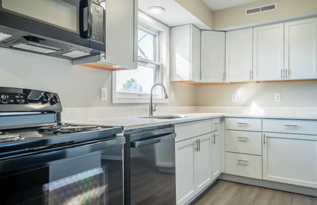 608 Garden Ave - 608 Garden Avenue, Bellevue, NE 68005
