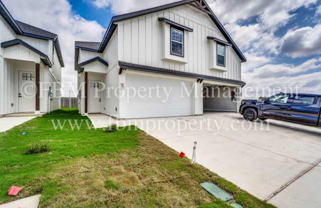 916 Cooksey Ct, Unit B - 3 Bedroom, 2.5 Bathroom Two-Story Home in Grandview, TX! Gallery 3