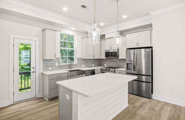 Like New Townhome Ready for Immediate Move-In!!! Oakhurst Gallery 1