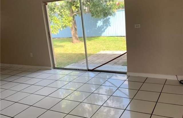17401 NW 37th Ct Gallery 4