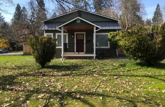 Charming 2-Bedroom Home Across from the Park! photos photos